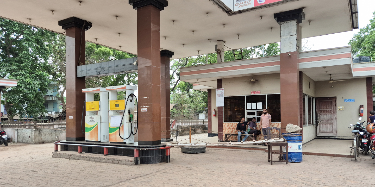 রাজবাড়ীতে জ্বালানি তেল সংকটে চালকদের ভোগান্তি